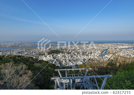 德島縣德島市 從德島縣的象徵眉山展望台看到的德島市街景 德島縣德島市 從德島縣的象徵眉山展望台看到的德島市街景 62817255