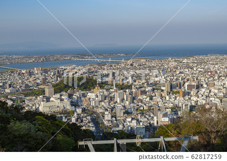 德島縣德島市 從德島縣的象徵眉山展望台看到的德島市街景 德島縣德島市 從德島縣的象徵眉山展望台看到的德島市街景 62817259
