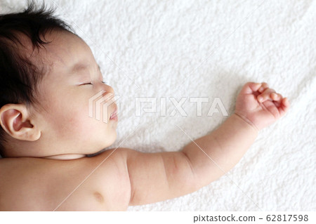 1個月大的寶寶 1個月大的寶寶 62817598