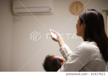 母親打開空調 母親打開空調 62817621