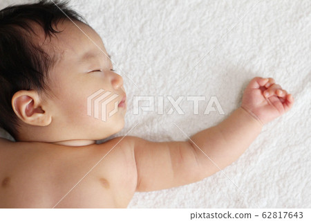 1個月大的寶寶 1個月大的寶寶 62817643