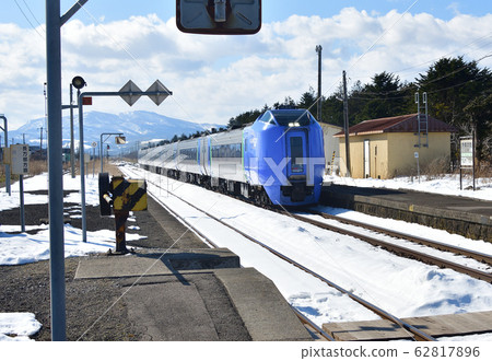 Photographing the scenery of the pendulum limited express supermarket Hokuto passing through JR Yamazaki Station in Yakumocho, Hokkaido in winter 62817896
