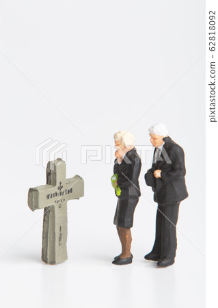 [Miniature Gallery] Visiting the grave 62818092