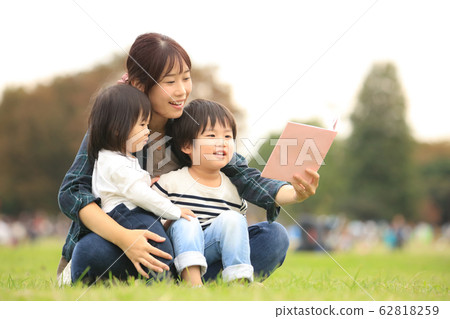 家長和孩子一起看書 62818259