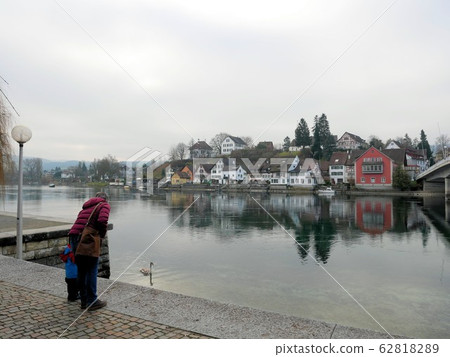 Parents and children strolling in winter in Stein am Rhein. 62818289