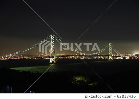 淡路島的兵庫縣明石海峽大橋夜景 淡路島的兵庫縣明石海峽大橋夜景 62818430