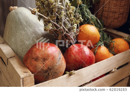fresh fruits in wooden box 62819283