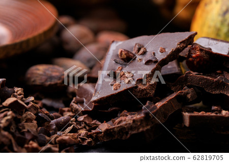 Dark chocolate pieces crushed and cocoa beans, top Dark chocolate pieces crushed and cocoa beans, top 62819705