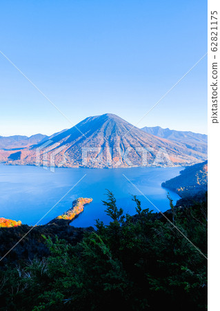 秋天的中禪寺湖和南台山（來自Hangetsuzan天文台） 62821175