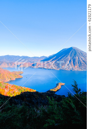 Lake Chuzenji and Mt. Nantai in Autumn (From the Hangetsuzan Observatory) 62821179