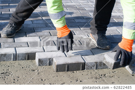 paver laying 62822485