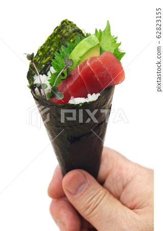 Hand-rolled sushi, tuna & avocado Hand-rolled sushi, tuna & avocado 62823155