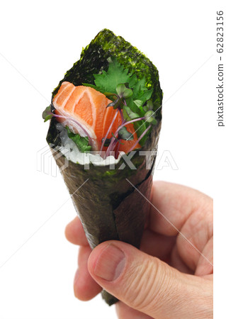 手捲壽司和三文魚 62823156