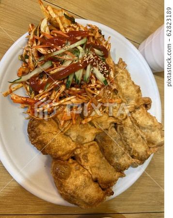 Crispy and spicy bibimbap 62823189