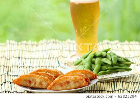戶外煎餃子毛豆啤酒 戶外煎餃子毛豆啤酒 62823294