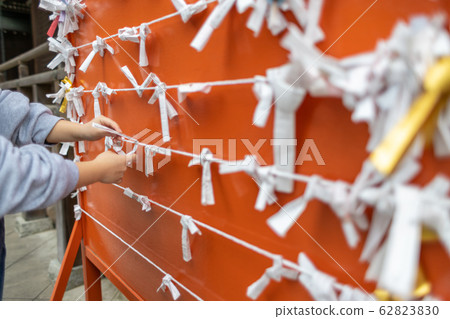 孩子們的手裡拿著一份財富 孩子們的手裡拿著一份財富 62823830