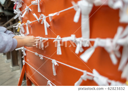 孩子們的手裡拿著一份財富 孩子們的手裡拿著一份財富 62823832