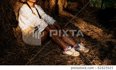 Tourists sitting and resting in the rice straw warehouse With soft golden sunlight 62825025