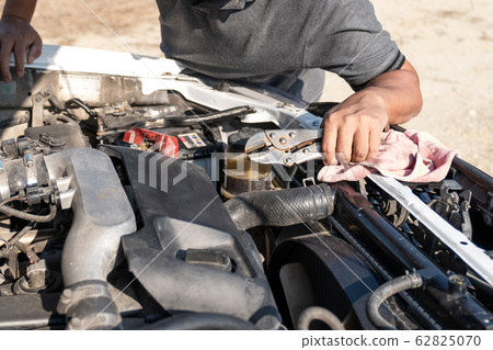The driver is checking the car before traveling, safety first concept The driver is checking the car before traveling, safety first concept 62825070
