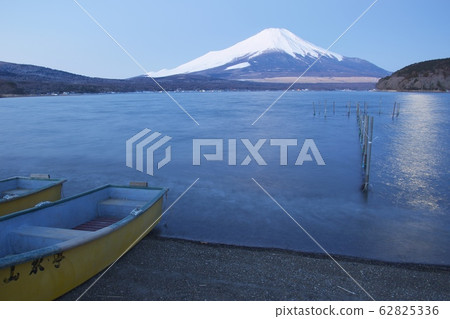 Fuji at dawn as seen from Lake Yamanaka (near the plains) (winter) Fuji at dawn as seen from Lake Yamanaka (near the plains) (winter) 62825336