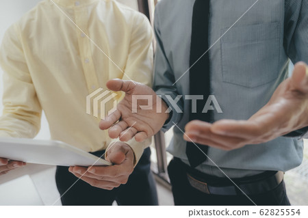 Businessmen teamwork meeting to discuss the Businessmen teamwork meeting to discuss the 62825554