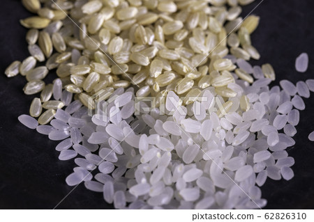 Brown rice and white rice 62826310