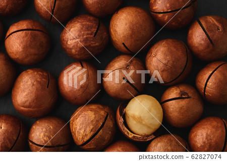 macadam nuts closeup macadam nuts closeup 62827074