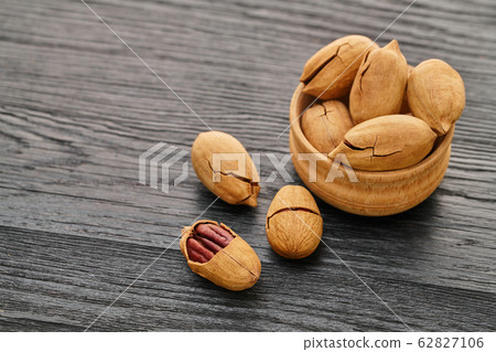 pecan nut close-up pecan nut close-up 62827106
