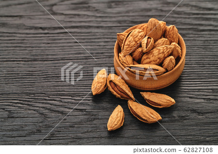almond nut close-up almond nut close-up 62827108
