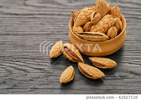 almond nut close-up 62827110