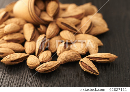 almond nut close-up 62827111