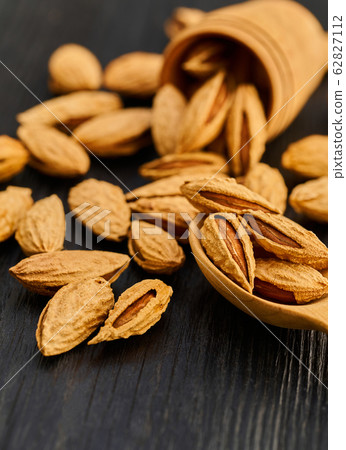 almond nut close-up 62827112