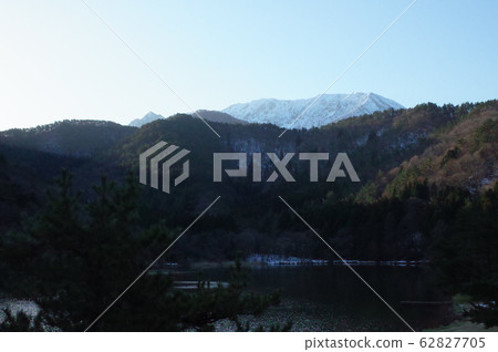 從大池池岸邊看到的大山北壁 62827705