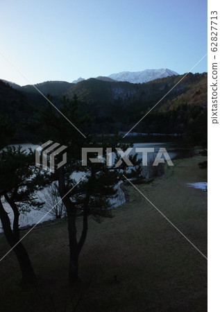 從大池池岸邊看到的大山北壁 62827713