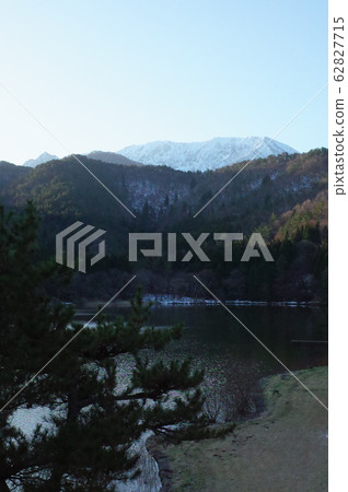 從大池池岸邊看到的大山北壁 62827715