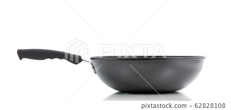 Closeup black frying pan isolated Closeup black frying pan isolated 62828108