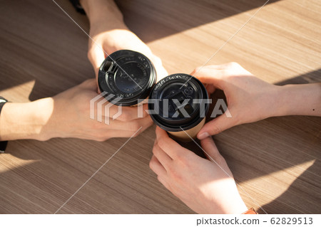 兩隻手拿著紙杯咖啡 兩隻手拿著紙杯咖啡 62829513