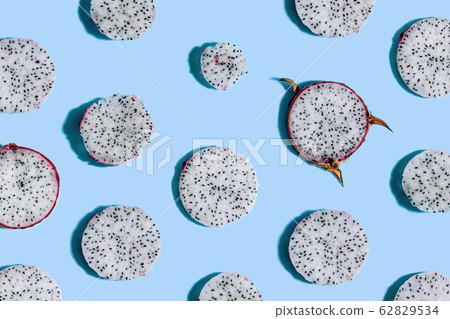 Sliced dragon fruit pattern on blue background with free copy space. Different sizes, with and without skin 62829534