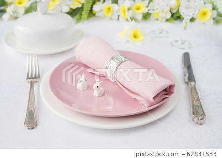 Porcelain plates, silverware and spring flowers 62831533