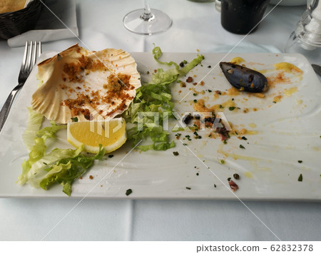 drink and fish remains in a seaside restaurant 62832378