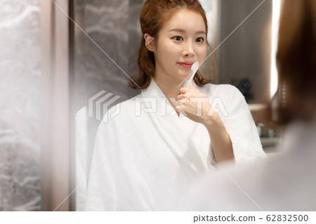 Young woman 62832500