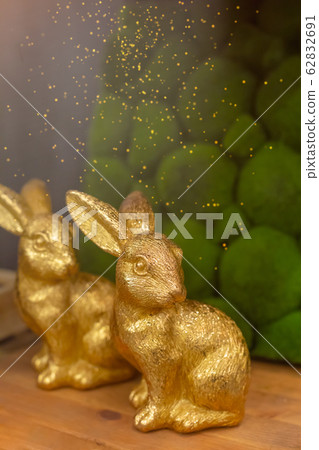 Gold bunny rabbit on wooden background, Easter greeting card concept 62832691