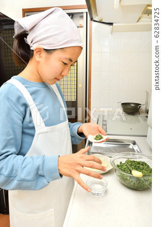 Girls cooking in the kitchen Girls cooking in the kitchen 62834725