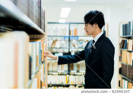 Young businessmen (library, bookstore, books, reading Young businessmen (library, bookstore, books, reading 62840107
