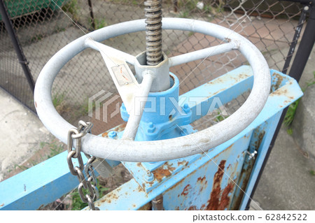 Floodgate handle door open and close Floodgate handle door open and close 62842522