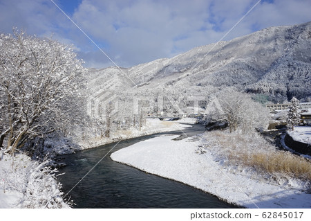 巖泉是白銀的世界 62845017