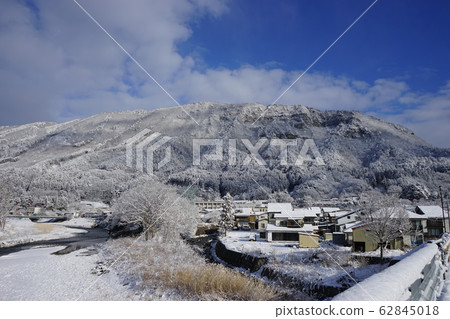 巖泉是白銀的世界 62845018