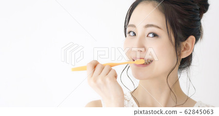 Women who brush your teeth 62845063