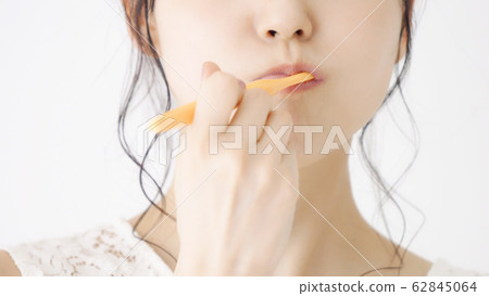 Women who brush your teeth 62845064