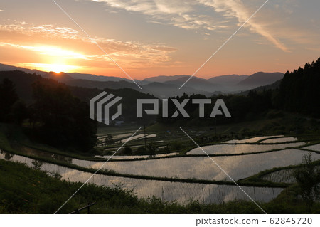 Terraced rice fields that shine in the morning sun Terraced rice fields that shine in the morning sun 62845720